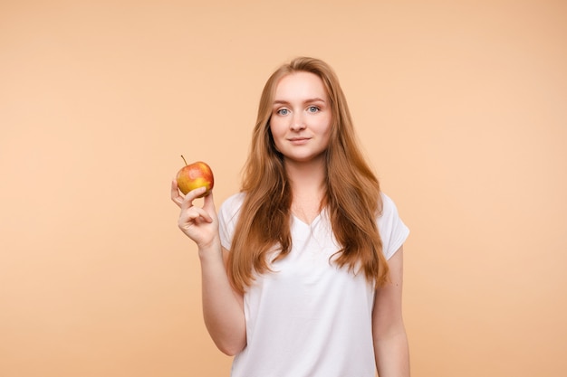 Schöne Frau, die leckeren Apfel isst