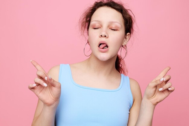 Schöne Frau, die Mode im modernen Stil posiert, isolierte Hintergründe unverändert