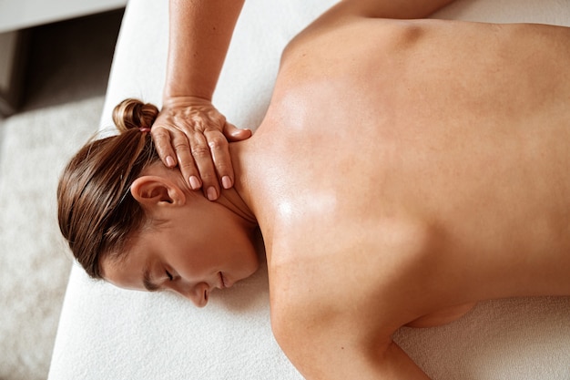 Schöne Frau, die professionelle Massage im Spa-Salon erhält