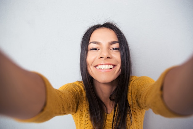 Schöne Frau, die selfie Foto macht