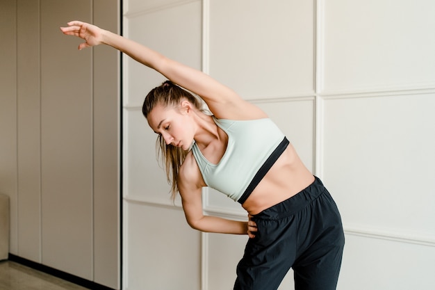 Schöne Frau, die Sport zu Hause macht