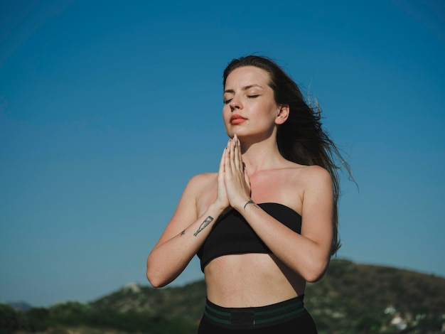 Schöne Frau, die Yoga in der Natur macht