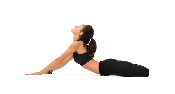 Foto schöne frau, die yoga praktiziert, isoliert erschossen