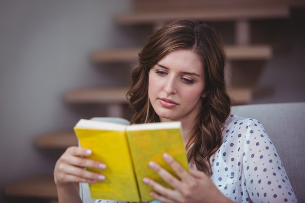 Schöne Frau, ein Buch zu lesen