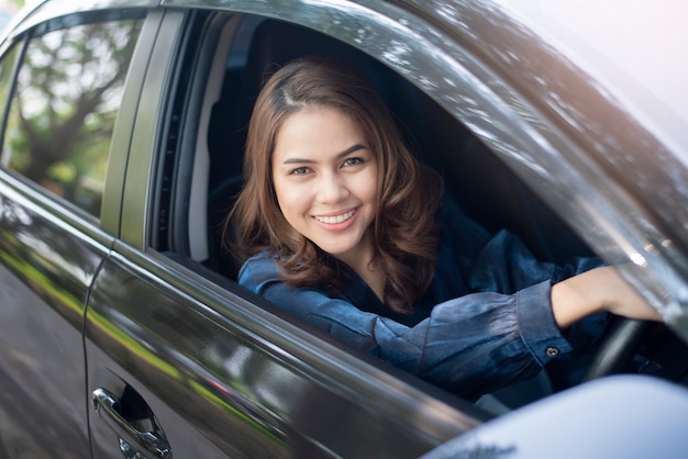 Schöne Frau fährt ihr Auto