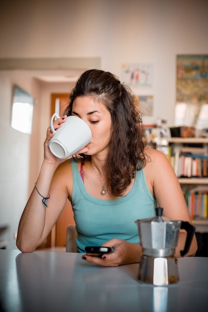 schöne Frau frühstücken