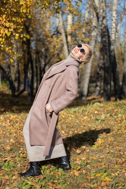 Schöne Frau geht im Herbst im Park spazieren. Foto in hoher Qualität