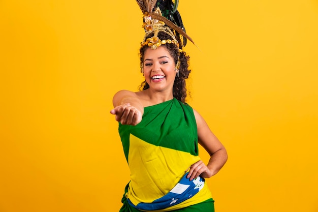 Schöne Frau gekleidet für Karnevalsnacht Afro-Frau mit Karnevalskostüm