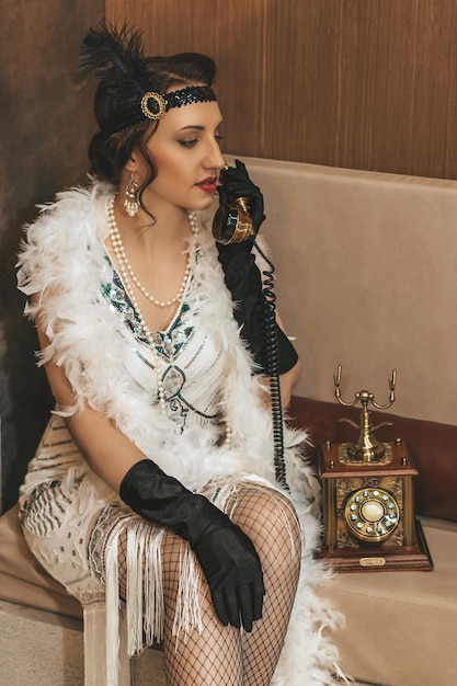 Foto schöne frau hautnah auf dem verzierten tannenbaumhintergrund im gatsby-stil