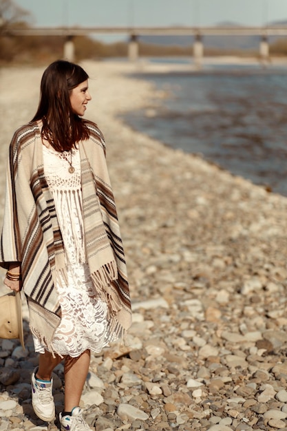 Schöne Frau Hipster zu Fuß am Strand Fluss stilvolles Outfit Boho Reisekonzept