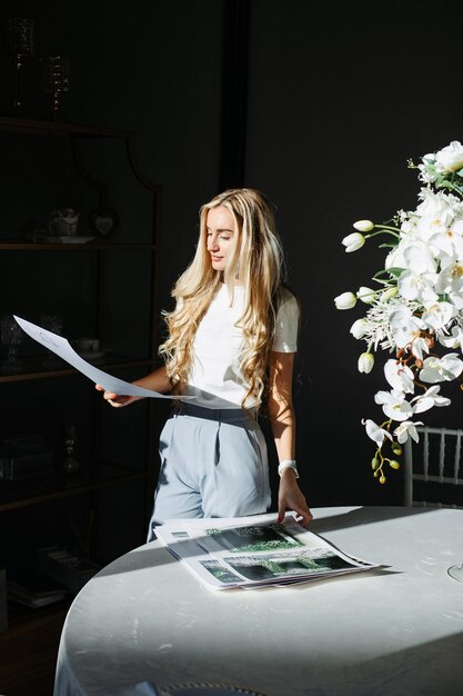 Foto schöne frau hochzeitsdekorateur blick auf hochzeit design-layouts