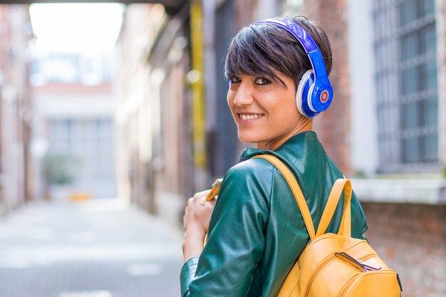 Schöne Frau hört Musik mit Kopfhörer