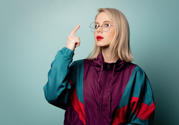 Schöne Frau im 90er Sportanzug in Brille