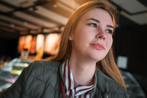 Schöne Frau im Café Kaffee