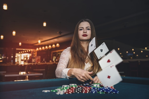 Schöne Frau im Casino, die Spielkarten wirft