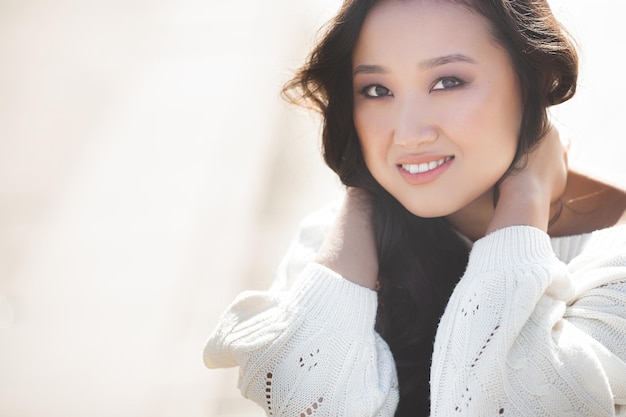 Schöne Frau im Freien Hübsche Dame auf städtischen Hintergrund Asiatische Frau Closeup Portrait