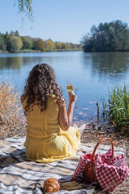 Foto schöne frau im gelben kleid auf einem picknick