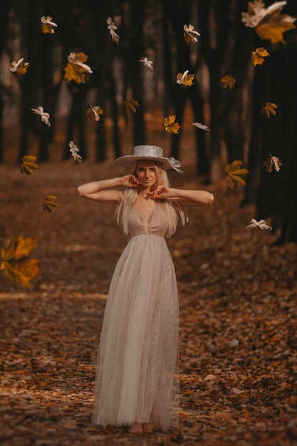 Schöne Frau im Herbst Fotoshooting