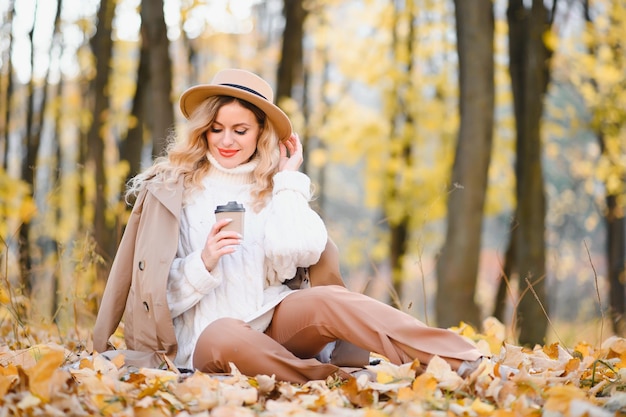 Schöne Frau im herbstlichen Park