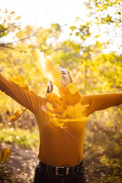 Foto schöne frau im herbstpark, glück, harmonie, selbstfürsorge, entspannung und achtsamkeit