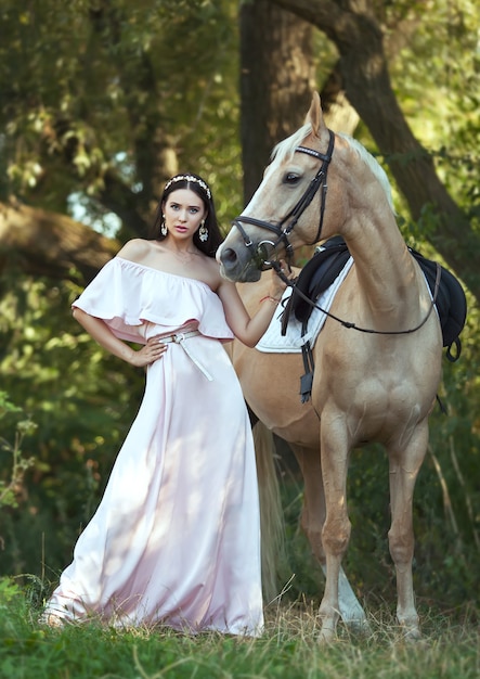 Foto schöne frau im kleid mit pferd