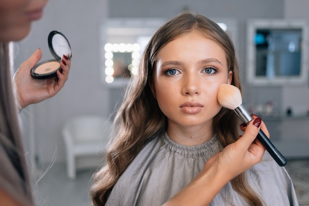 schöne Frau im Make-up-Salon