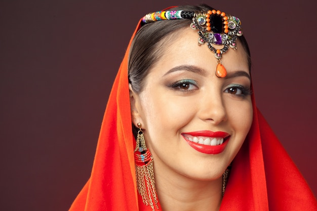 Schöne Frau im orientalischen Stil mit Mehendi auf dunkel