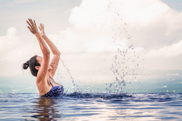 Schöne Frau im türkisblauen Schwimmbad.