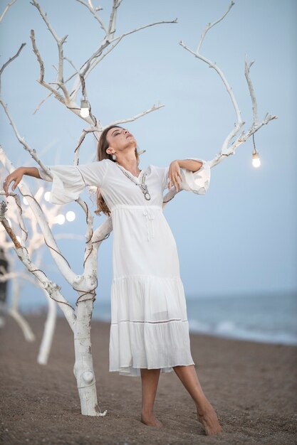 Schöne Frau im weißen Kleid