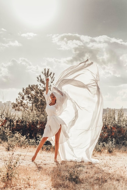 Schöne Frau im weißen Kleid