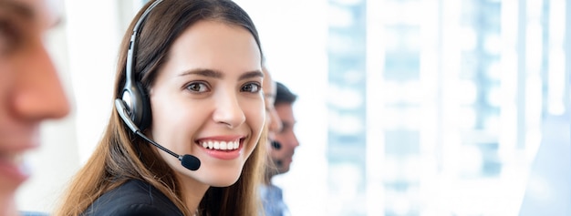 Schöne Frau in Call-Center-Fahne Gackground