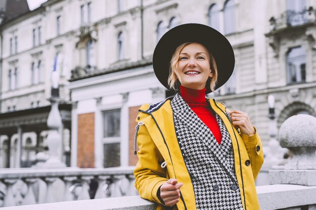 Schöne Frau in der Altstadt von Ljubljana Tourist auf dem Hintergrund der Stadtarchitektur