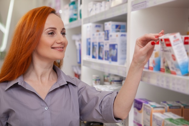 Schöne Frau in der Apotheke einkaufen