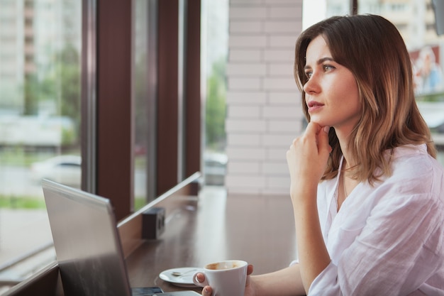 Schöne Frau in der Kaffeestube