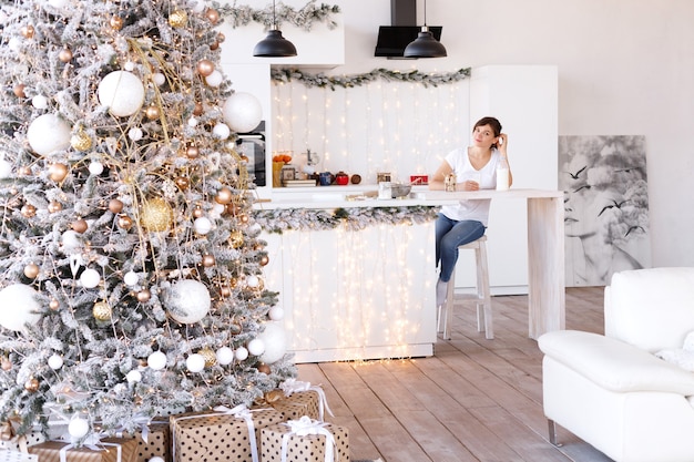 Schöne frau in der küche an weihnachten