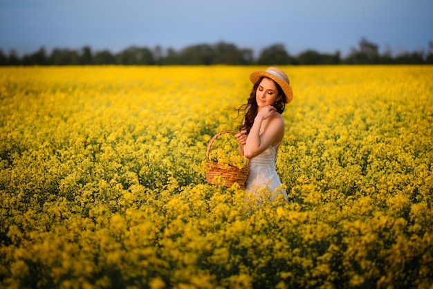 Schöne Frau in einem blühenden Feld