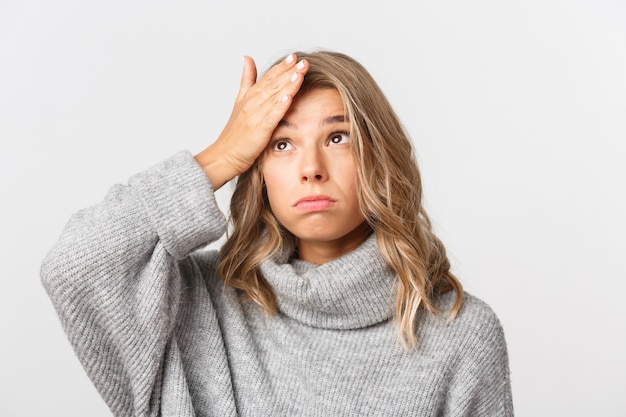 Schöne Frau in einem grauen Pullover, der aufwirft