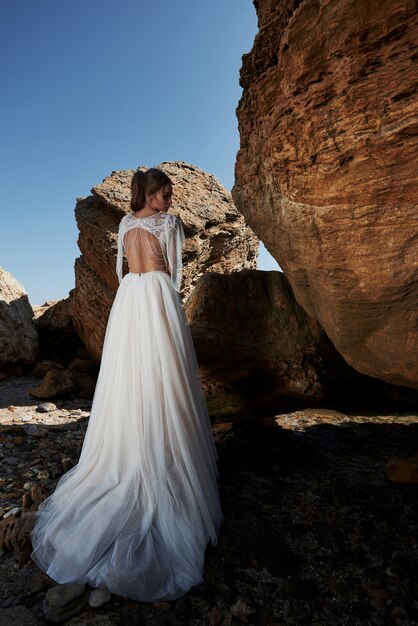 Schöne Frau in einem Hochzeitskleid