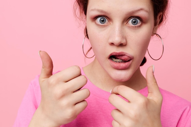 Schöne Frau in einem rosa T-Shirt Jugendmode rosa Farbhintergrund unverändert