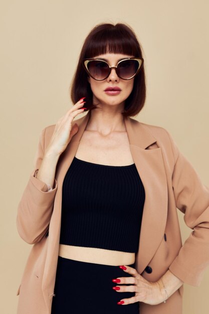 Schöne Frau in einer Sonnenbrille im eleganten Stil einer beigen Jacke Lifestyle unverändert