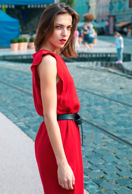 Schöne Frau in modischer Sommer- und Frühlingskleidung im Freien weibliches stilvolles Modell, das in der Stadt spazieren geht