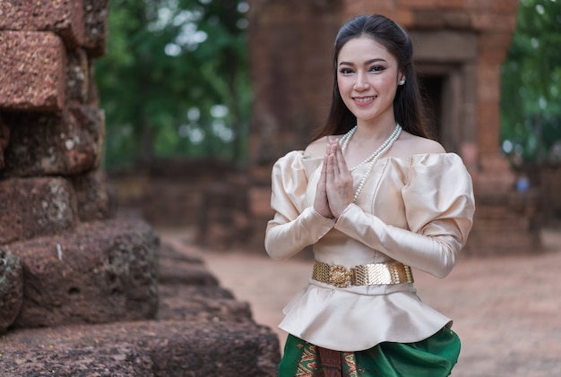 schöne Frau in Thai-Tracht ist Respekt zu zahlen