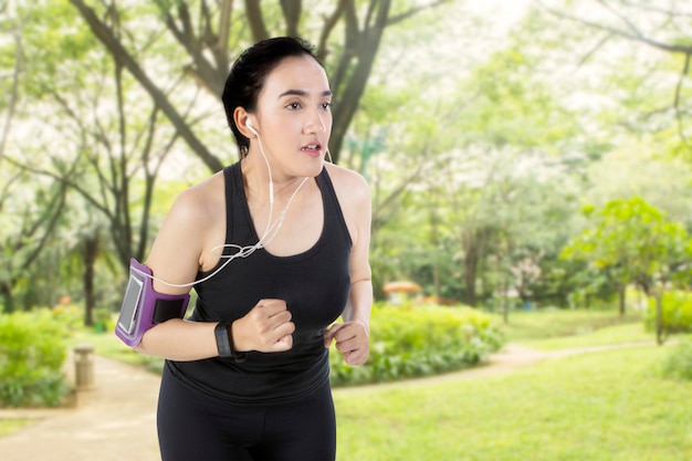 Schöne Frau joggt im Park