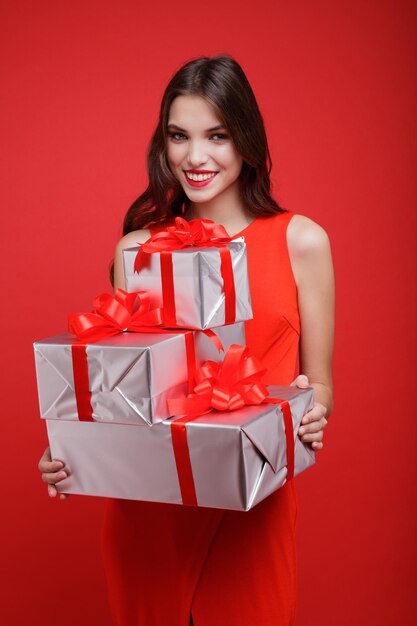 Schöne Frau, Kleid, Geschenkboxen rote Schleifen Geburtstag, Neujahr, Weihnachten, Valentinstag.