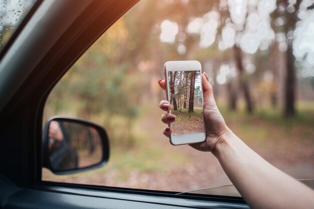 Schöne Frau lächelnd beim Sitzen auf den Beifahrersitzen im Auto