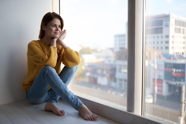 Schöne Frau liegt in der Nähe des Fensters Lifestyle Hochwertiges Foto