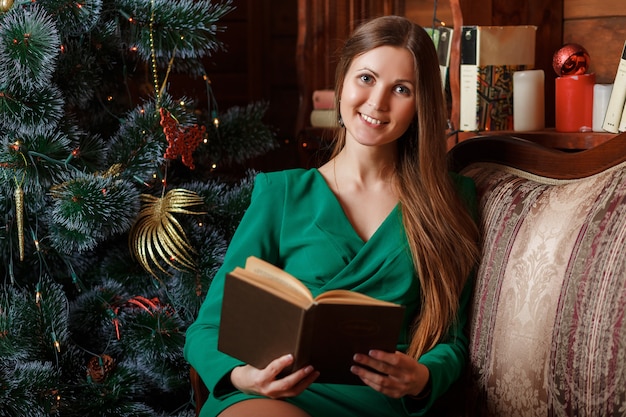 Schöne Frau liest ein Buch