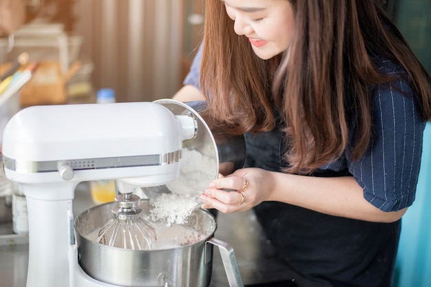 Schöne Frau macht Bäckerei