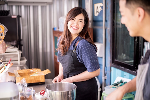 Schöne Frau macht Bäckerei