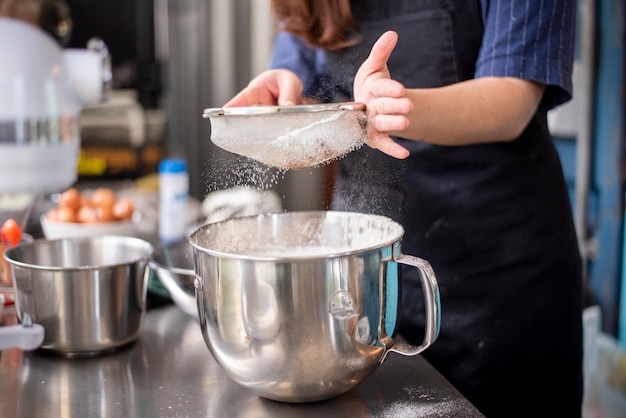 Foto schöne frau macht bäckerei